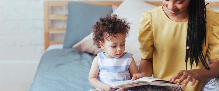 bébé et maman lisent un livre