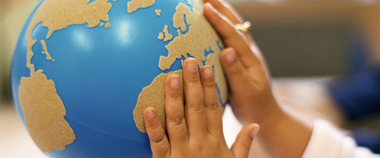 globe terrestre et mains d'enfants
