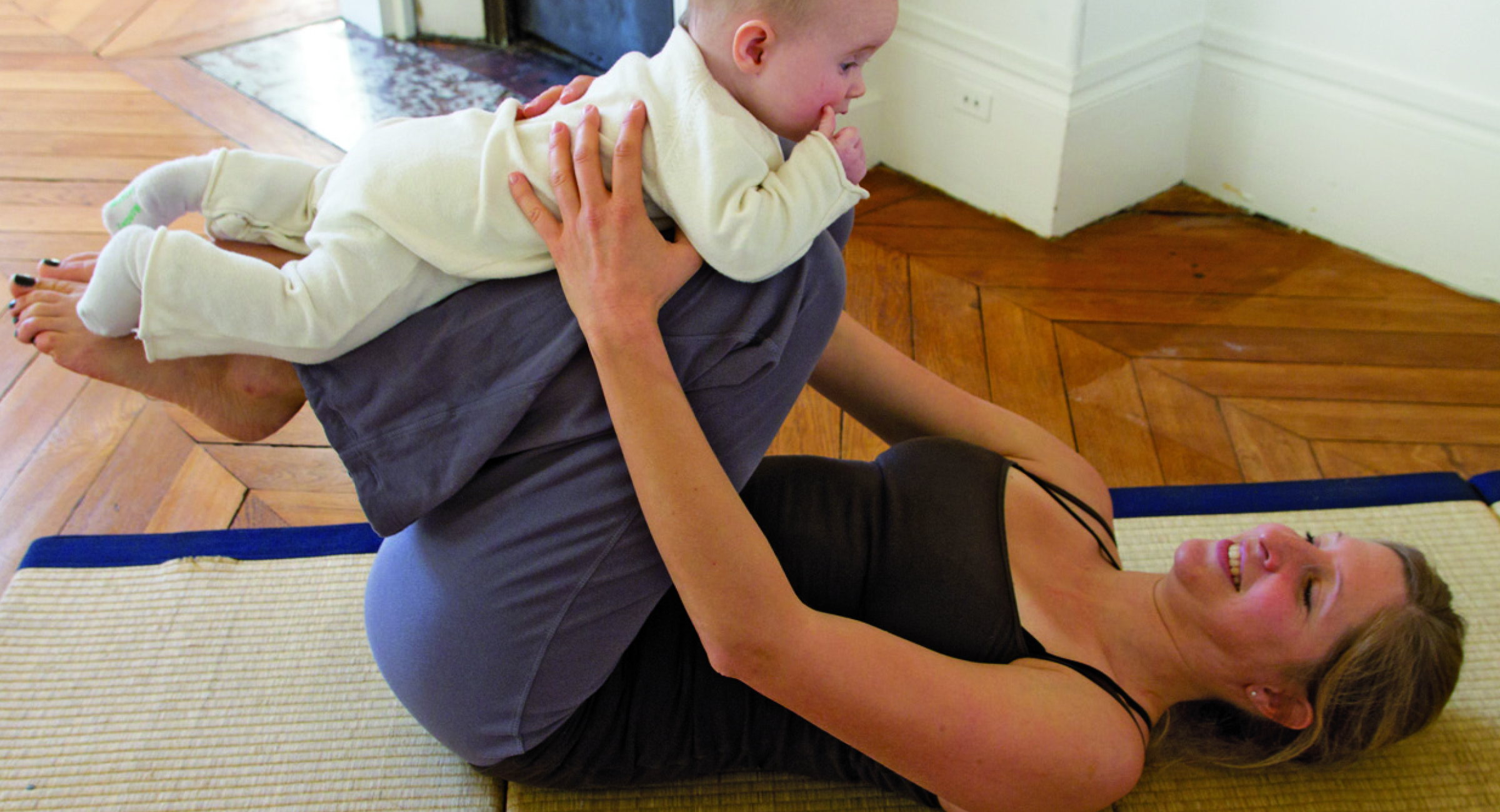 Baby Yoga : l'avion - Massages et relaxation pour enfant