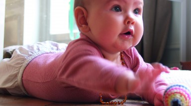 un bébé avec du matériel montessori