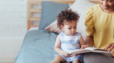 bébé et maman lisent un livre