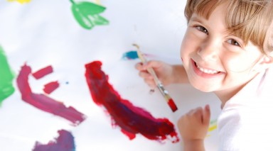 enfant dessine peinture