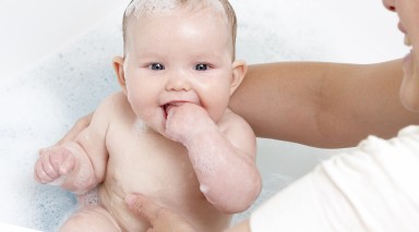 bébé dans son bain