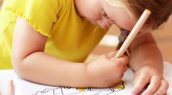 enfant commence à écrire