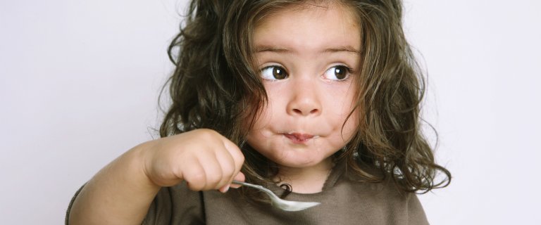 enfant mange yaourt