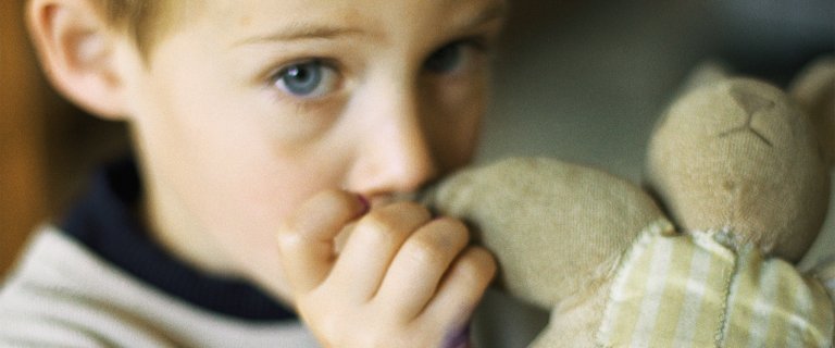 Enfant doudou à l'école - enfant doudou enfant doudou