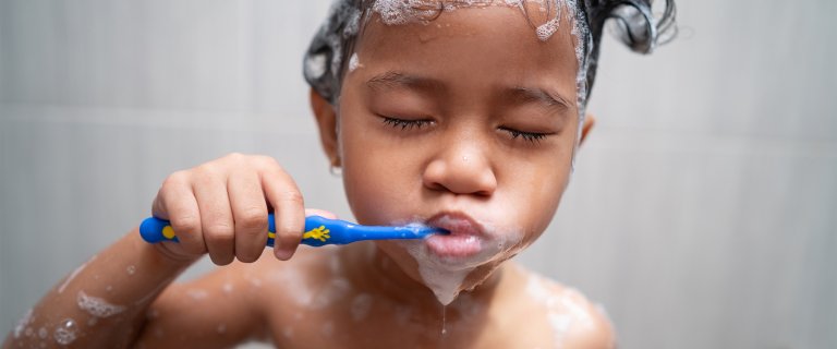 enfant se lave les dents
