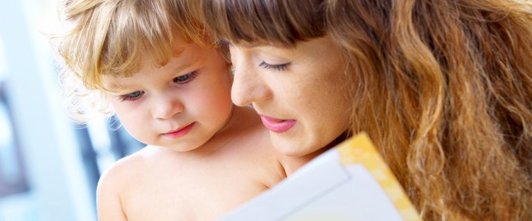 bébé et sa maman lisent un livre