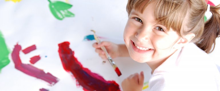enfant dessine peinture