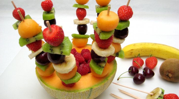 Recette - Brochettes de fruits frais et de bonbons version anniversaire d' enfants en vidéo 