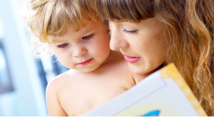 bébé et sa maman lisent un livre