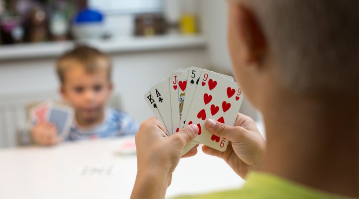 petite fille joue aux cartes