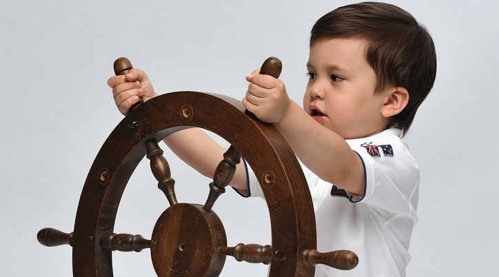 enfant qui joue à la bataille navale
