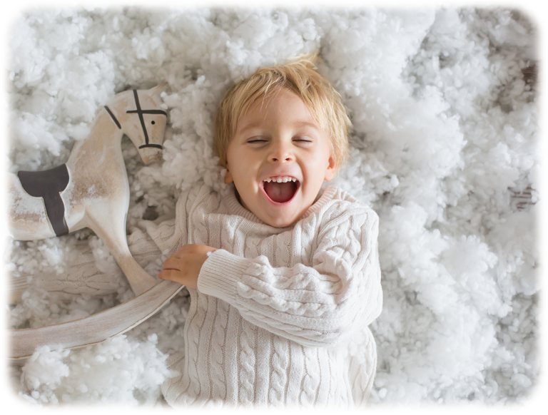 Enfant avec cadeau de Noël