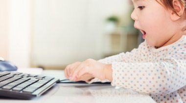 un enfant devant un écran d'ordinateur