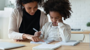 mère aide enfant