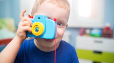 enfant et appareil photo