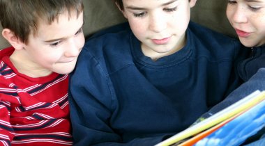 Premiers livres documentaires enfants - maman et enfant lisent un livre documentaire maman et enfant lisent un livre documentaire