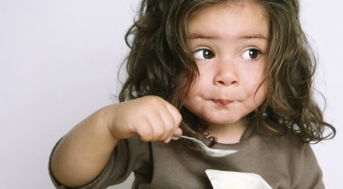 Alimentation enfant - enfant mange yaourt enfant mange yaourt