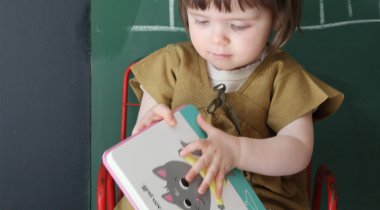 Commencer à lire maternelle - enfant avec un livre enfant avec un livre