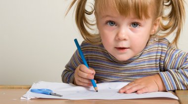 Debut de l'écriture petite section - petite fille écriture petite fille écriture