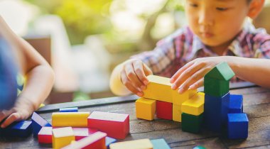 Enfant se reperer dans l'espace - enfant joue enfant joue
