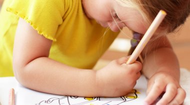 Debut écriture moyenne section de maternelle - enfant commence à écrire enfant commence à écrire