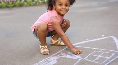 Rythme idéal enfant - petite fille sourit petite fille sourit