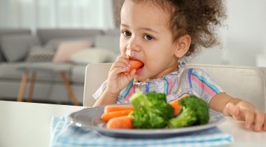 Enfant obese - enfant mange pomme enfant mange pomme