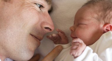 Relation papa bébé - un papa et son bébé un papa et son bébé