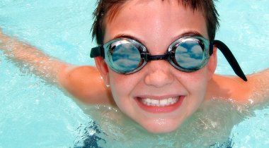 Choisir un sport pour mon enfant - enfant piscine enfant piscine