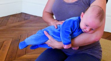 Baby yoga : position branche - posture yoga branche bébé posture yoga branche bébé