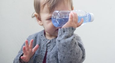Jeu Montessori pour bébé : les bouteilles - le jeu des bouteilles colorées le jeu des bouteilles colorées