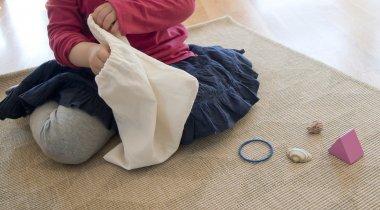 Jeu Montessori pour bébé : le sac mystère - sac mystère Montessori sac mystère Montessori